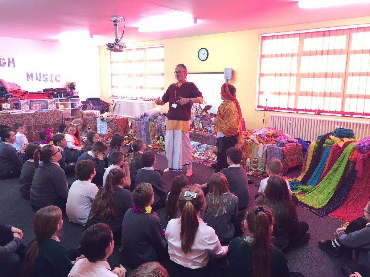 StephanyHunter_'s tweet photo. Hinduism workshop in full swing today @PhoenixStPeter #theologists #HorizonCurriculum https://t.co/25BH1oPsEi