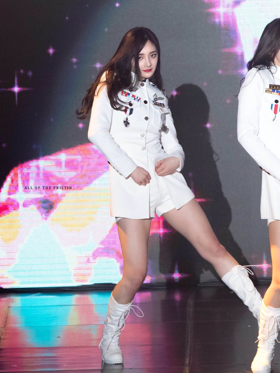Brighteyes0321's tweet photo. 170120 아이오아이 첫번째 콘서트
#주결경 #jieqiong #아이오아이 #IOI https://t.co/MsJrWTqrWy