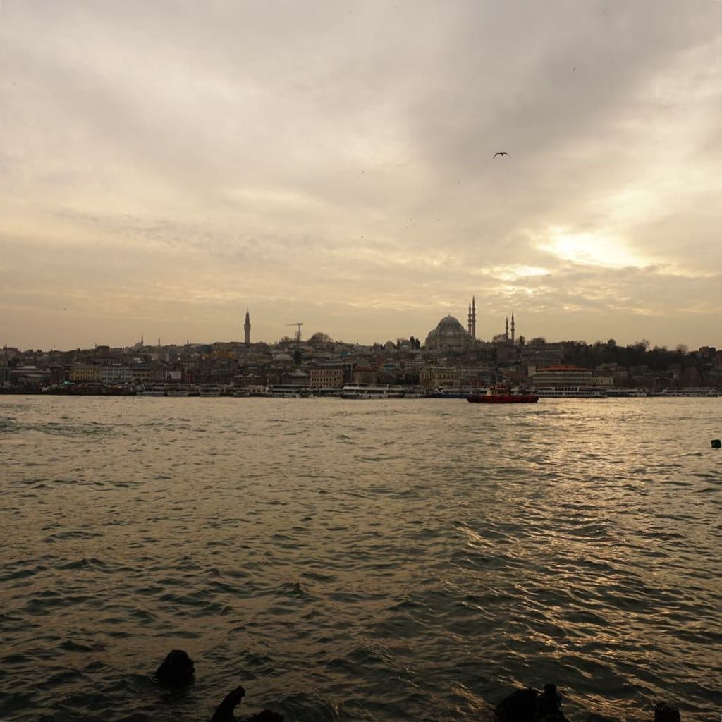 IstanbulTourStu's tweet photo. Sunset in Istanbul before the next possible snow of 2017. #istanbul #sunset https://t.co/jL7lTRmoyS https://t.co/EtvjRD0DET