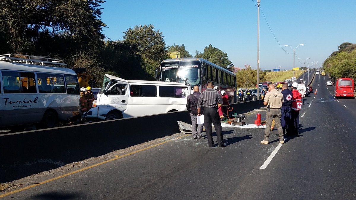 Silvilca's tweet photo. Cruz Roja y Bomberos moviendo los carros y buses del accidente de la General Cañas. https://t.co/54qL4MOhxT