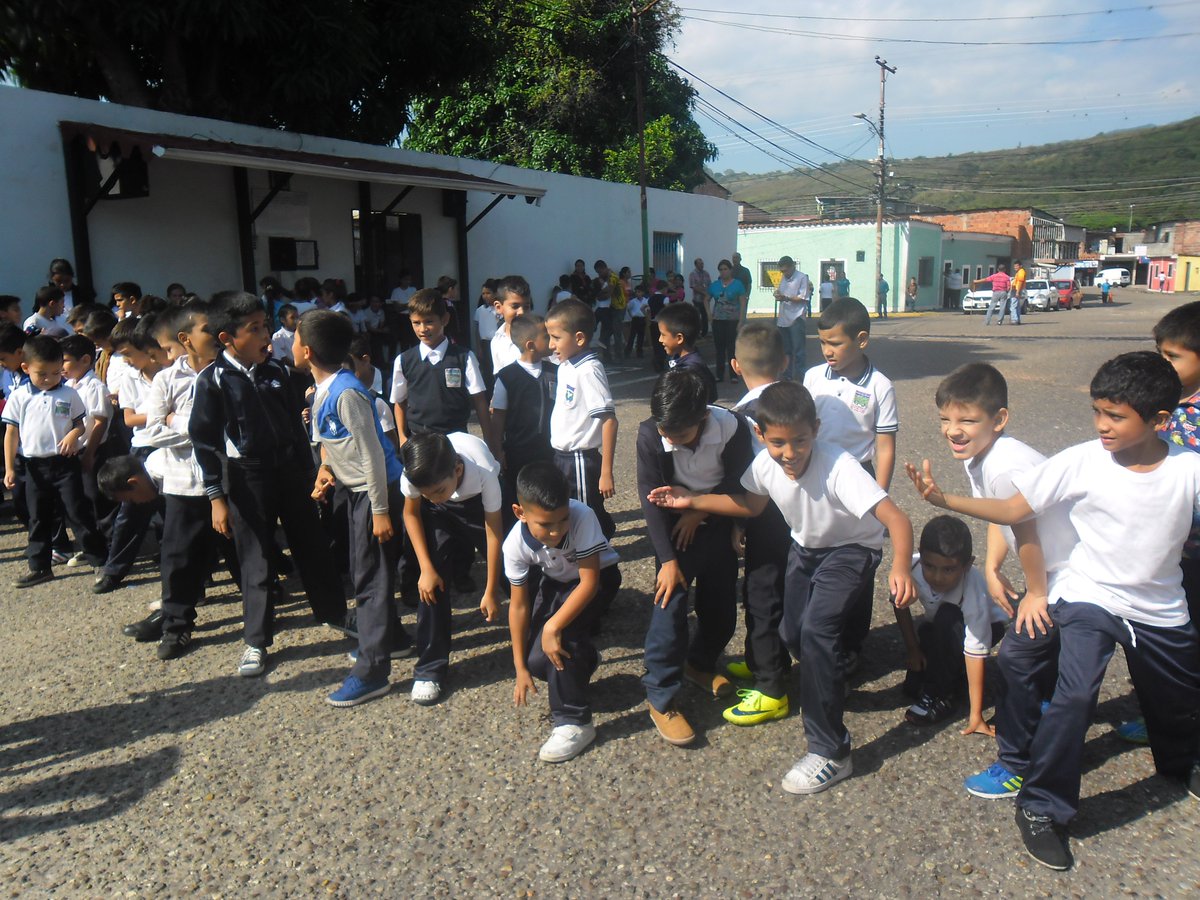 Nuestros Niñ<a href="/s/">『S』</a> alegres en el maraton y vuelta en bicicleta en el marco de la FESS 2017 @ZonaEducTachira <a href="/JauaMiranda/">Elías Jaua</a>