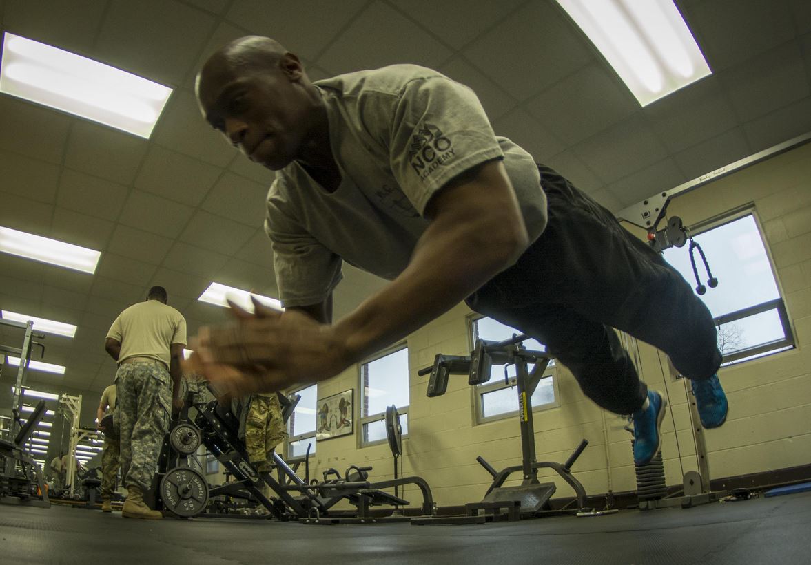USArmyReserve's tweet photo. A #USArmyReserve uses his break time to do exploder pushups in the @RedDragon335 headquarters building. @USArmy @TRADOC https://t.co/nwMyF9hJgp