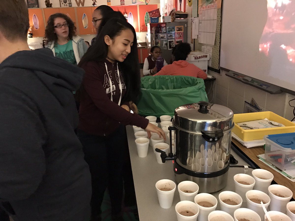 JulesColaizzi's tweet photo. Congrats to Ms. Faughnan's class for being the top readers at Stoddert!  #snowballchallenge 📚❄️📚@stoddertstrong @MsFaughnan_BSMS https://t.co/EzLad1NS2o