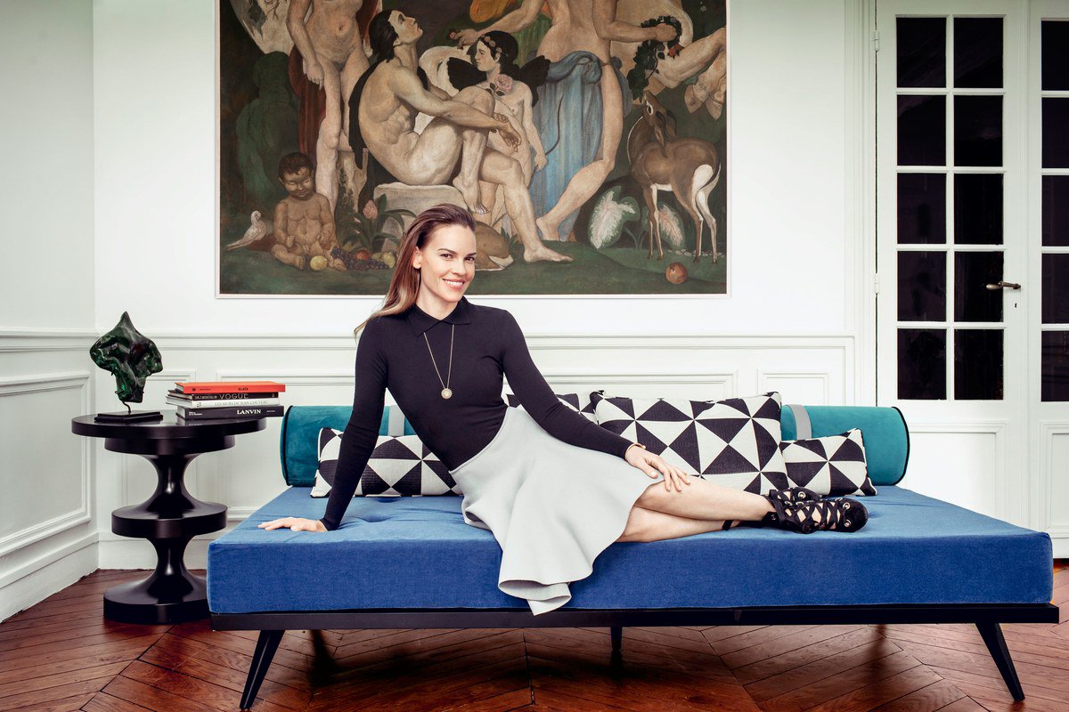 Hilary Swank’s Paris apartment is a #midcentury modern dream→ bit.ly/2jmPzHy via <a href="/ArchDigest/">Architectural Digest</a> #HilarySwank #celebrityhomes