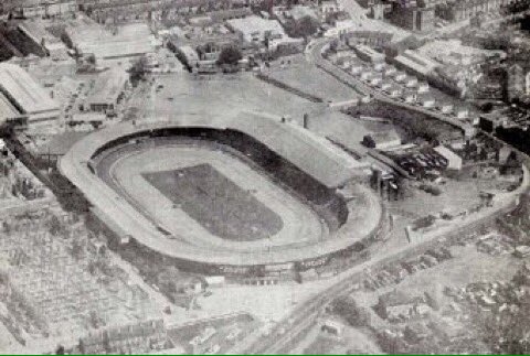 summerstown182's tweet photo. Bolan prefab homestead in top right corner of this pic near #WimbledonStadium close to legendary hostelry #TheCornerPin @lccmunicipal https://t.co/30ed6ZEr65