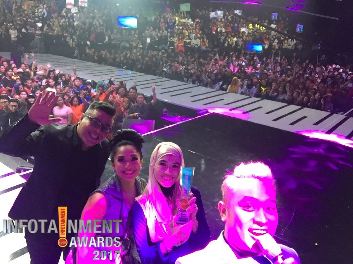 SCTV's tweet photo. Setelah suami meraih piala, Alyssa Soebandono juga nggak mau kalah, selamat Selebriti Berhijab Paling Fashionable. #InfotainmentAwards2017 https://t.co/5EYT7W3FUB