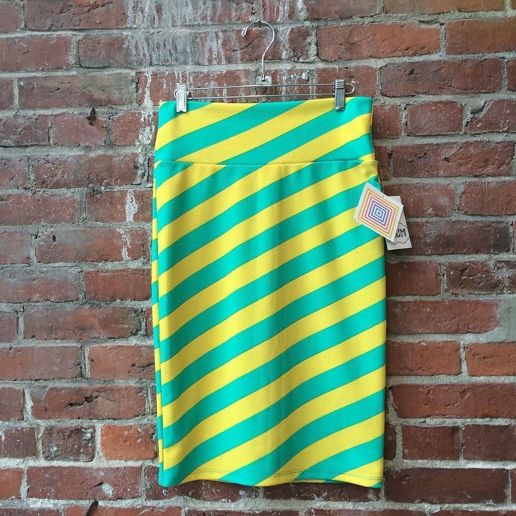 #nwt #lularoe #cassie skirt $22.99/Small #plumbeverly #twitterpic #weship📦 978-969-2761