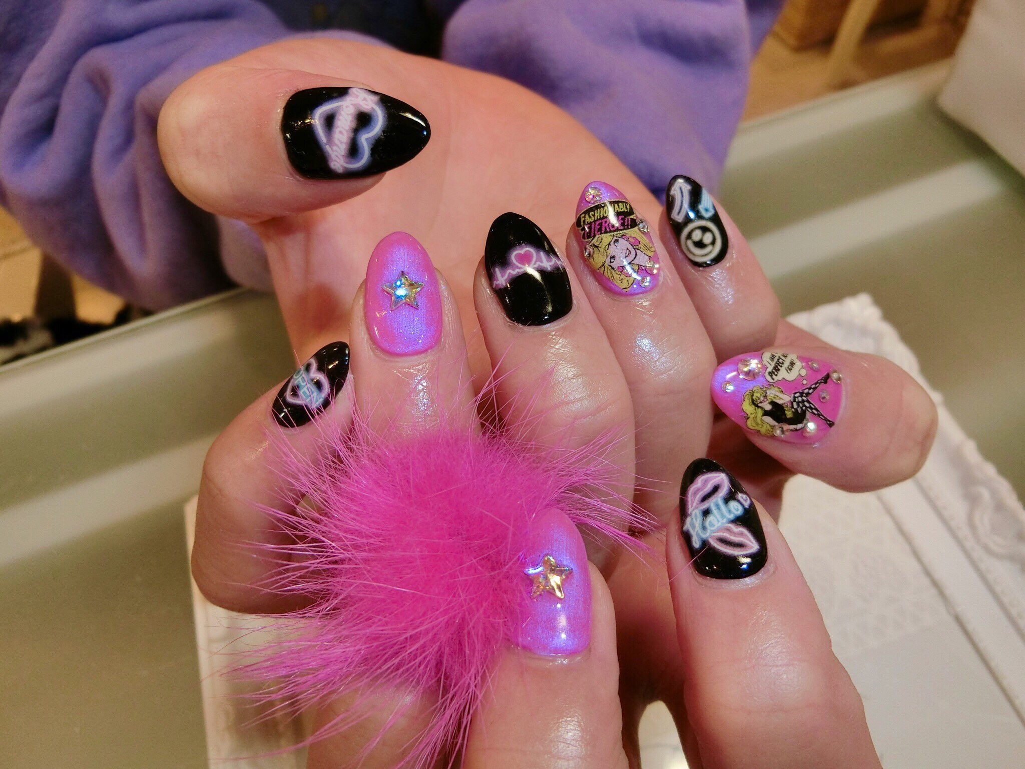 Raviy ラビィ Pa Twitter タレント ぺえくんご来店 ネオンファーネイル ファーはマグネットだから 取り外し出来るんだよ 明日 11 55 ヒルナンデス の生放送で是非 ネイルにも注目して見てね 担当 中澤