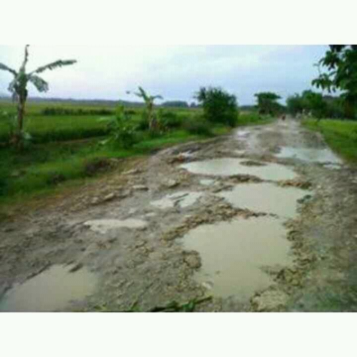 Rini_ayrin10's tweet photo. Jln. Desa karangsono 
Kec.karangrayung
Kab.grobogan
Prov. Jawa tengah
Mohon bantuannya segera dibangun. https://t.co/MO77Dc8Kpk