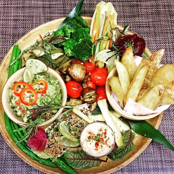 Nuevo Plato Vegano del Artesano Bar #vegan #colors #guacamole #quinoa  #santiescuchef #alveararthotel