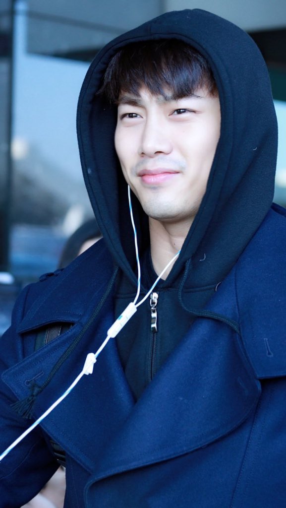 HeartBeat4You_'s tweet photo. หล่อจัง😘😍Taec @ Gimpo Airport 24012017 😀😊cr.on pic 🙇🙇#winteralone #winter #taecyeon #oktaecyeon #jyp #แทคยอน #2pm #taecyeonfrom2pm #okcat https://t.co/VZGJ0fHwtp