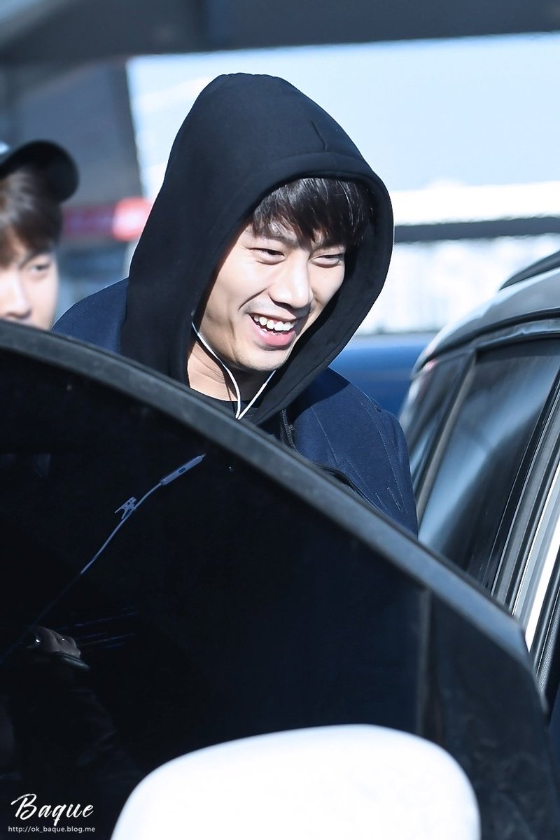 HeartBeat4You_'s tweet photo. หล่อจัง😘😍Taec @ Gimpo Airport 24012017 😀😊cr.on pic 🙇🙇#winteralone #winter #taecyeon #oktaecyeon #jyp #แทคยอน #2pm #taecyeonfrom2pm #okcat https://t.co/VZGJ0fHwtp