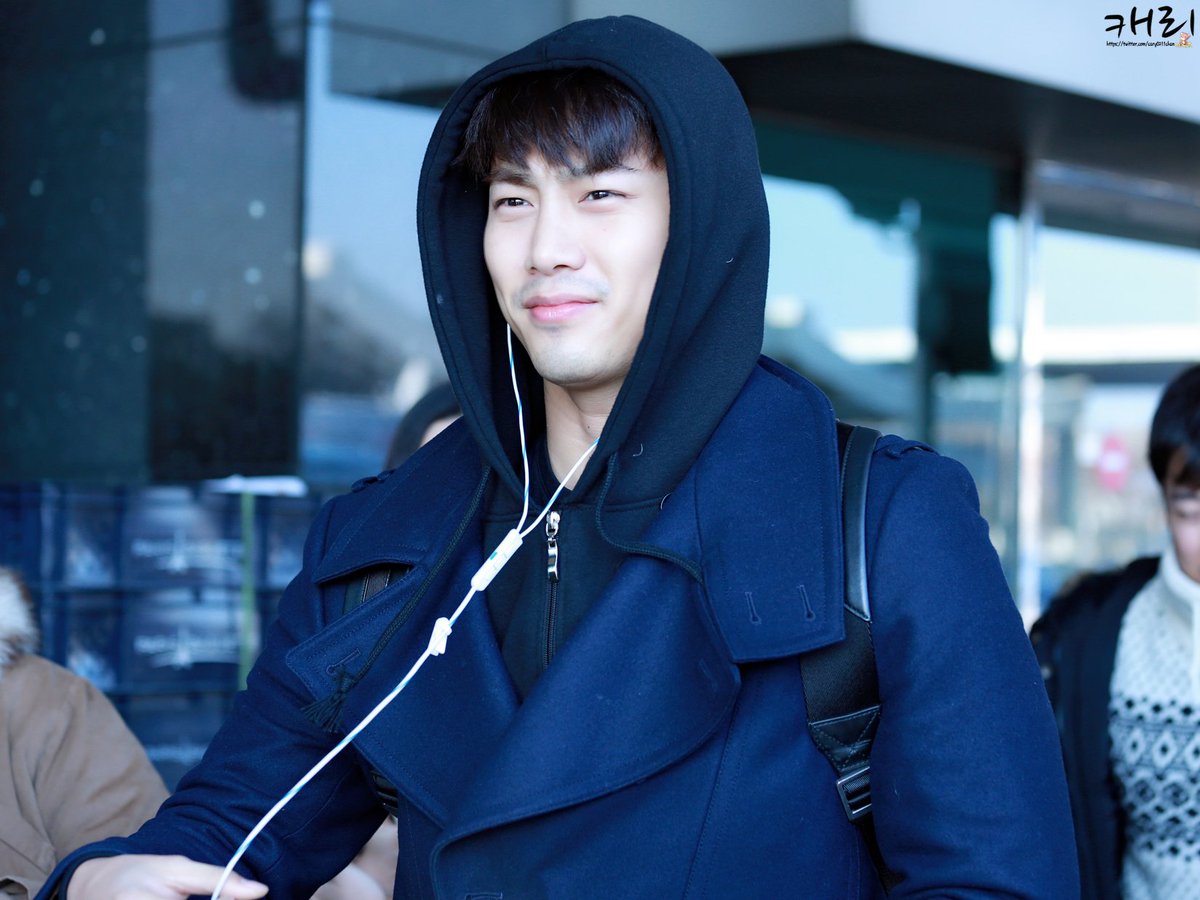 HeartBeat4You_'s tweet photo. อันยอง หล่อจัง😘😍😘@ Gimpo Airport 24012017 😀😊cr.on pic 🙇🙇#winteralone #winter #taecyeon #oktaecyeon #jyp #แทคยอน #2pm #taecyeonfrom2pm #okcat https://t.co/iM3XbVZY8J