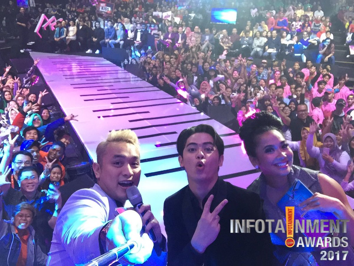 SCTV's tweet photo. Wih banyak Alicious yang ikutan selfie bareng si Selebriti Socmed Paling Eksis @alysyarief nih.. #InfotainmentAwards2017 https://t.co/I5qtQuIrU1
