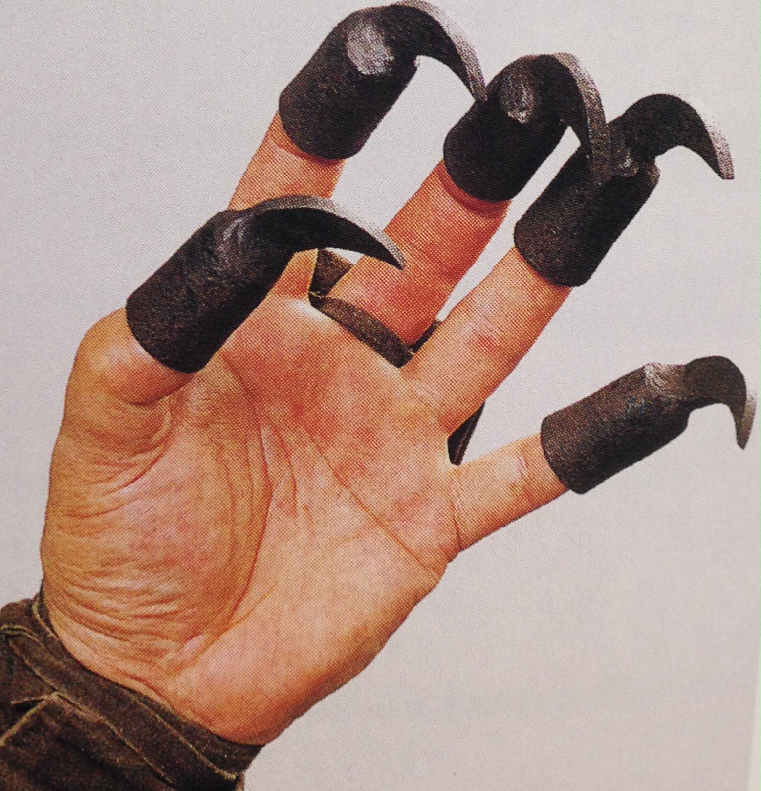 世界の武器防具百科 猫手 ねこて 主に忍者が使用した暗器 猫の爪に似た器具をキャップのように指に装着 相手を引っ掻き ひるんだ隙に逃げ出すという使い方のほか 爪に毒を塗ることで相手に深刻なダメージを与えることができ しばしば暗殺にも使