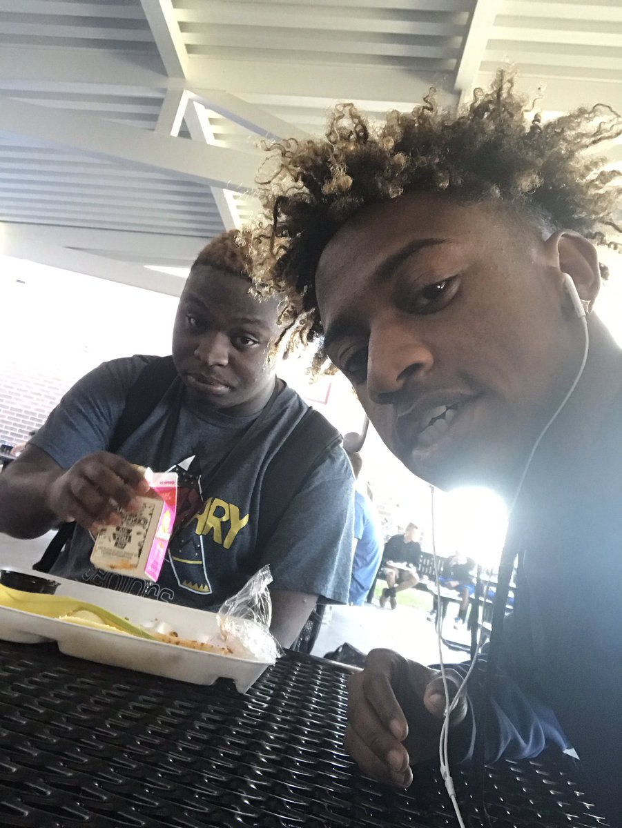 BillJevin's tweet photo. My ese friend was eating by his self at lunch went to go sit and talk with him this couldn't have made my day any better ☝🏾💪🏾😬 https://t.co/Lr4KOfyTod