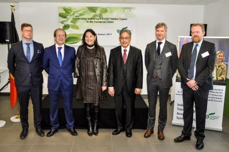 Altripan welcomes very first #FLEGT licensed plywood exported from Indonesia <a href="/PortofAntwerp/">Chinnu Chinnu</a>