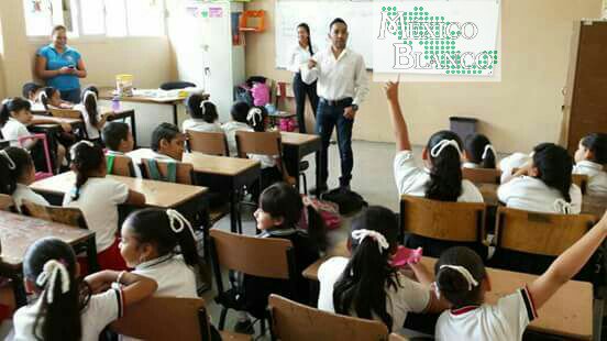 MexicoBlanco1's tweet photo. Nuestro presidente estatal MÉXICO BLANCO COAHUILA el Chato Noriega trabajando con las escuelas llevando mensaje de valores https://t.co/SRUossVAT2