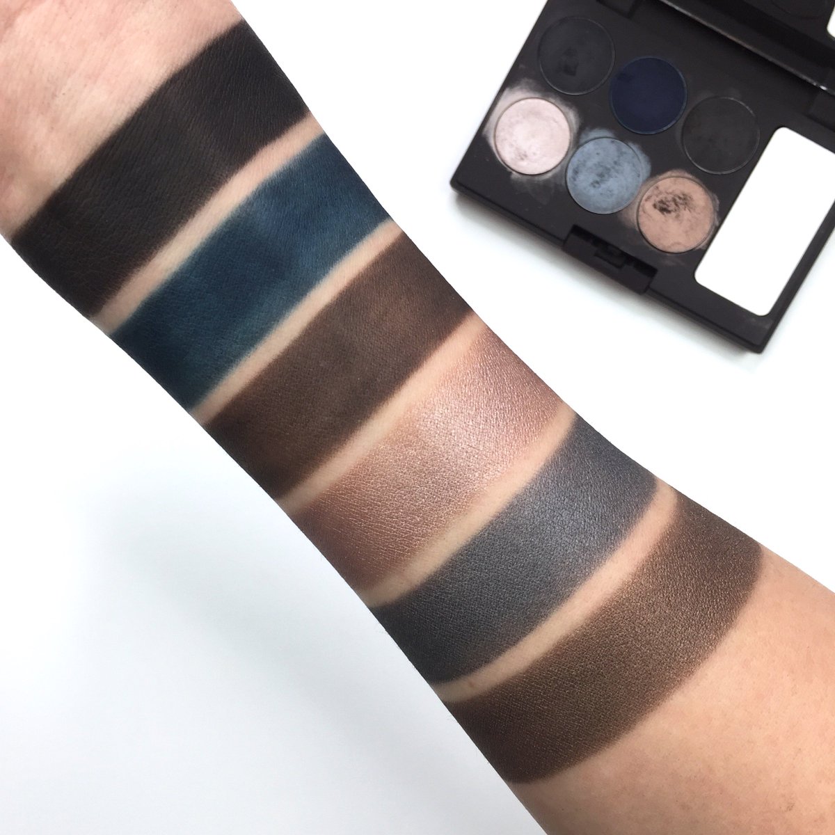 BonJoey's tweet photo. Gorgeous eyeshadows from Laura Mercier! Complimentary from @lauramercier and @influentster #stampandset #contest https://t.co/lYBB24zXCE