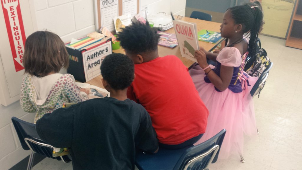 MrsRadjeski's tweet photo. Celebrating literacy week with some buddy reading! #ReaderLeaders #firstandsecondgraders @lawki2015 @HCPSLanier https://t.co/p0YHBXsPxd