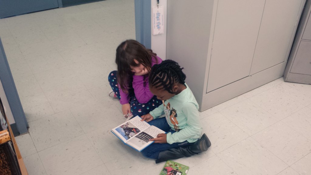 MrsRadjeski's tweet photo. Celebrating literacy week with some buddy reading! #ReaderLeaders #firstandsecondgraders @lawki2015 @HCPSLanier https://t.co/p0YHBXsPxd