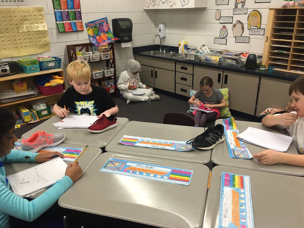 Mrs_Guetzkow's tweet photo. Focusing on descriptive details during Writer's Workshop! #youngauthors https://t.co/3pmDrpSRX8