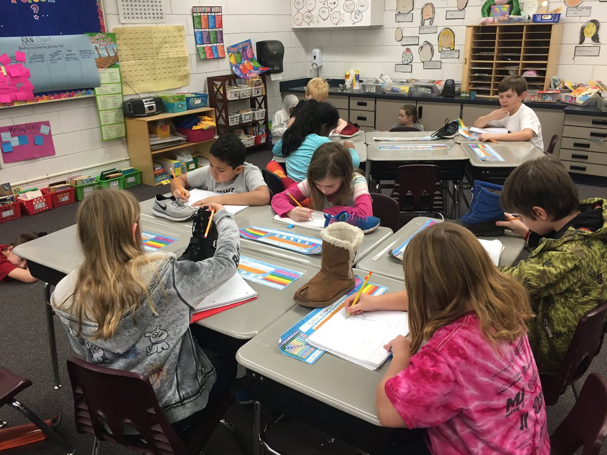 Mrs_Guetzkow's tweet photo. Focusing on descriptive details during Writer's Workshop! #youngauthors https://t.co/3pmDrpSRX8
