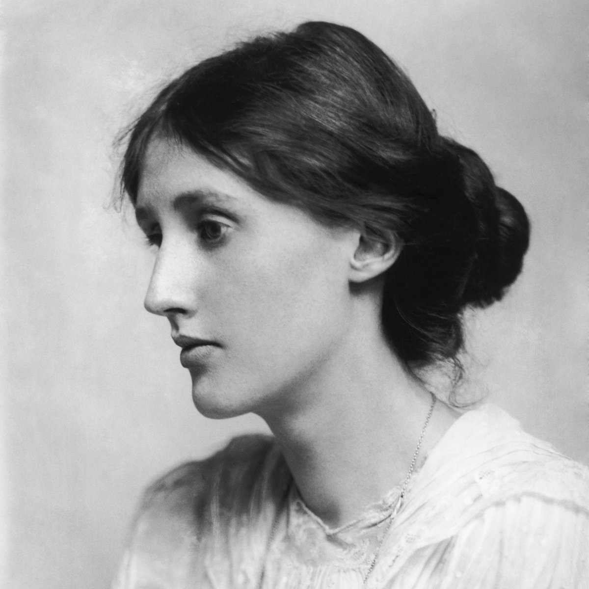 PenguinUKBooks's tweet image. ‘No need to hurry. No need to sparkle. No need to be anybody but oneself.’

Virginia Woolf, died #onthisday in 1941.

#WednesdayWisdom