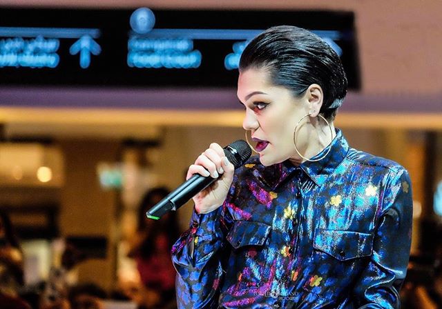 PLJessieJ's tweet photo. .@JessieJ podczas koncertu na #Fashiontainment i @DSFsocial w @MallofEmirates - Dubaj - 20.01 😍🎤❤ https://t.co/qQDF3roPs4
