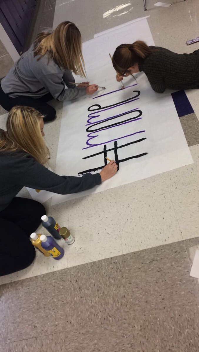 lpsyearbook's tweet photo. big projects underway in yearbook today... #momentsofgold1617 https://t.co/h5GAoaNooJ