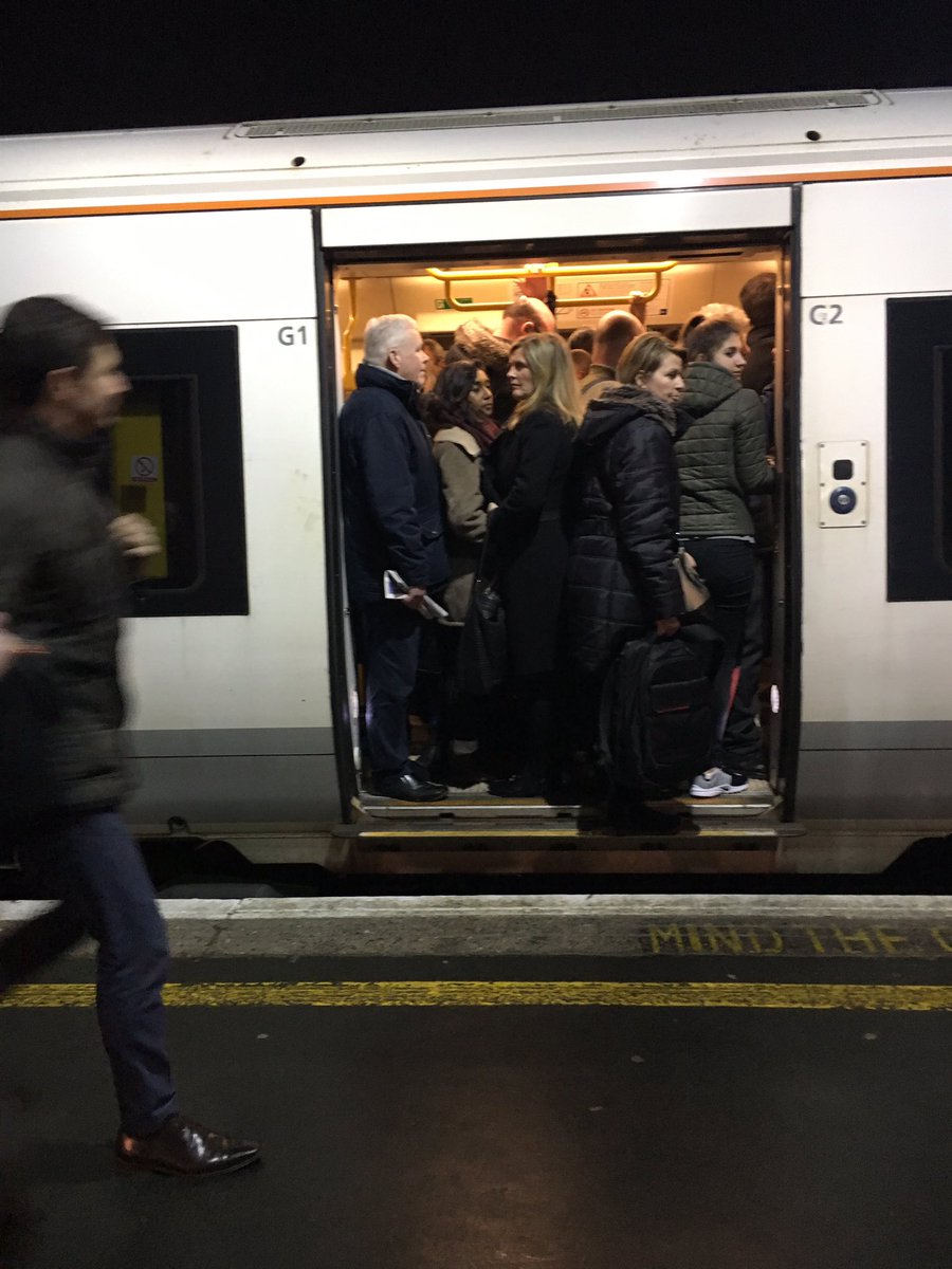 vryder92's tweet photo. When u can't even get on the train that's just pulled in cos it's this busy #Southeastern #cancellations #commuterlife https://t.co/IDzaTjvokf