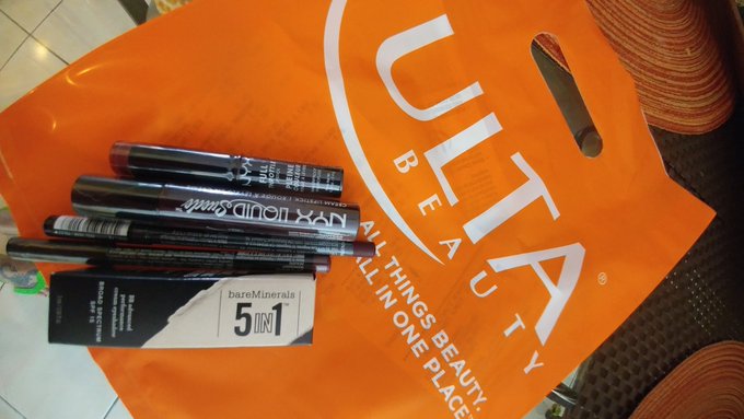 New cream shadow and dark lipstick.  Next stop the mall! #MEDAY https://t.co/roftkqYZNK<a href="/tag/meday"class="tags"><span>#meday</span></a>