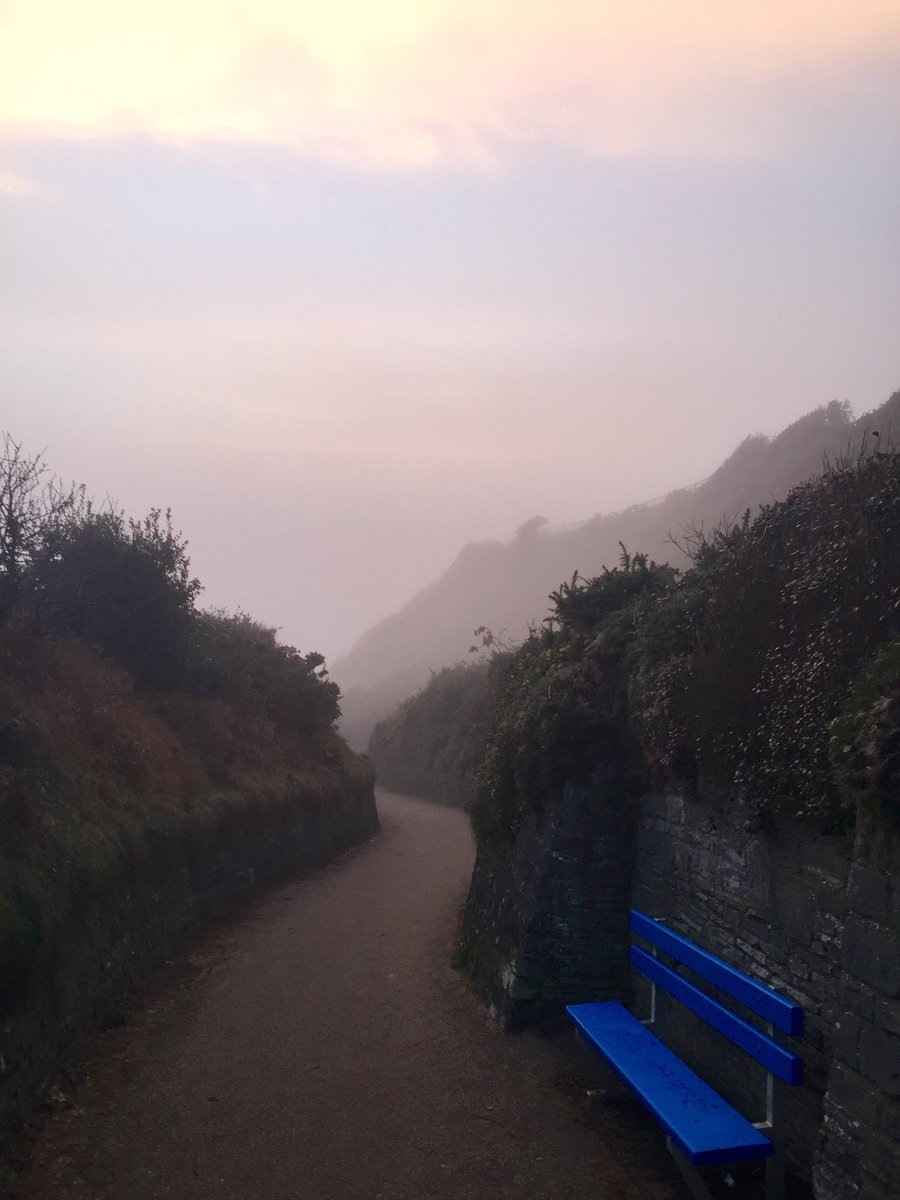 geoffzzzzzz's tweet photo. Weird misty sunset going on at the seaside tonight #boscombe #bournemouth https://t.co/rc3IbJAsGi