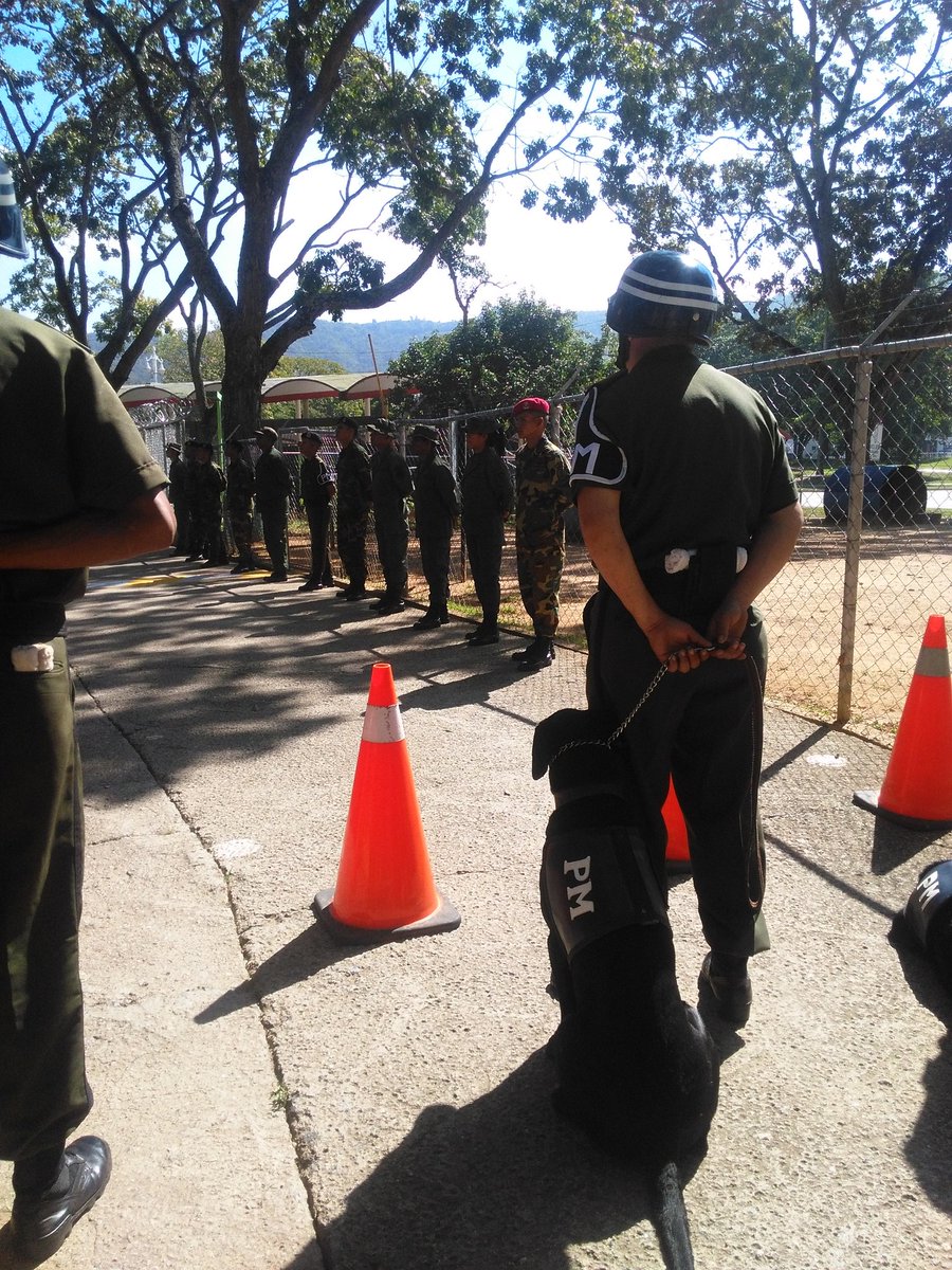 Policia Militar del Ejército Bolivariano C29Ke3UW8AAFWHk