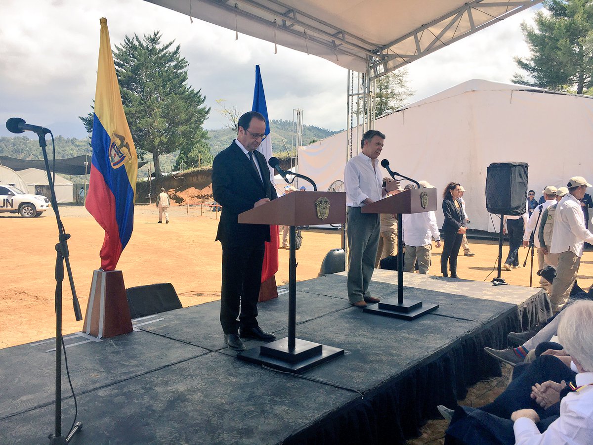 MisionONUCol's tweet photo. Pres Santos agradece a Pres Hollande x apoyo #Francia en UE y Consejo de Seguridad al proceso de paz #Colombia y a @MisionONUCol https://t.co/4LJDtCkpjG