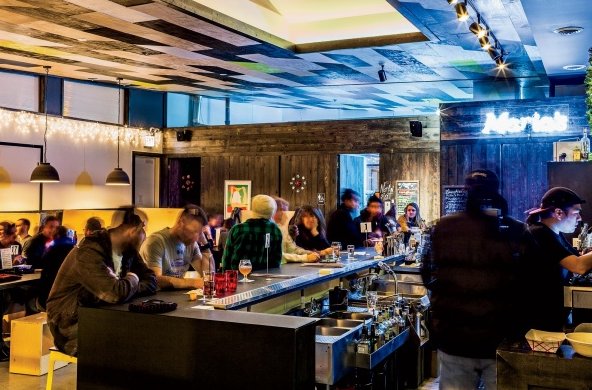 ChicagoMag's tweet photo. And Chicago’s best bar is… @Marias_Bar: “as close as you can get to perfect” https://t.co/kVq7BQFBL2 #bestbarschi https://t.co/HJqDV13YM8