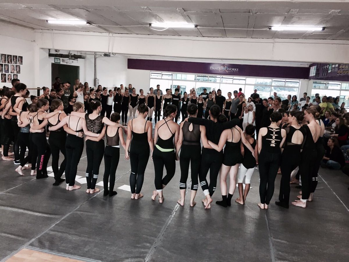 danceworkscr's tweet photo. Closing Session con los y las bailarinas después de un increíble intensivo de Ballet + !!! #family https://t.co/mJE1K4PKFV