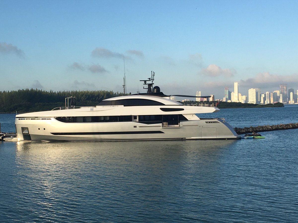 botric's tweet image. Who wants to step in running Eleonora 3 white I am in cancer treatment?