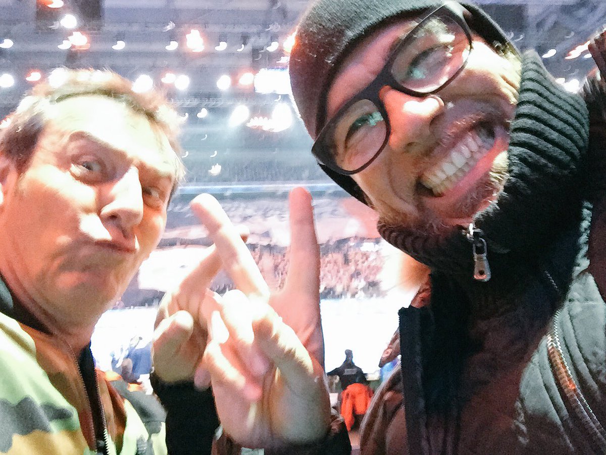 JL_Reichmann's tweet photo. 🇫🇷FRA 15-16 SWE 🇸🇪c'est chauuuud 🔥 🇫🇷 Avec les bleus❗️..et @ObispoPascal 😁 @TF1 @FRAHandball @Hand2017 #FRASUE @TF1pro https://t.co/Q8SbnfZIFE