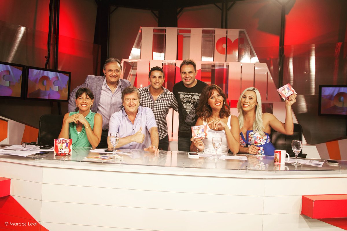ElSuperHobby's tweet photo. @AlgoContigo4  Mil gracias por el lindo momento! 👋 #GiraDePrensa #SambaNaBalada https://t.co/ZzYDv7nhkR