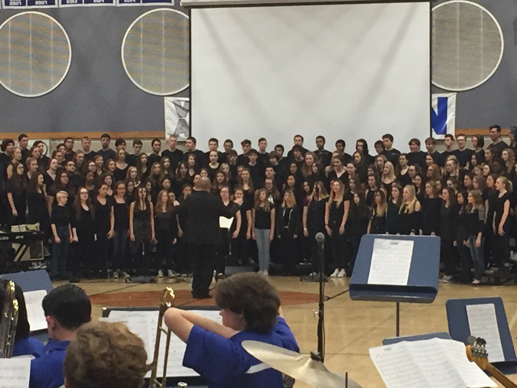 MflowersRusd's tweet photo. Amazing VAPA assembly at RHS #rusdproud https://t.co/vNROGTV7at