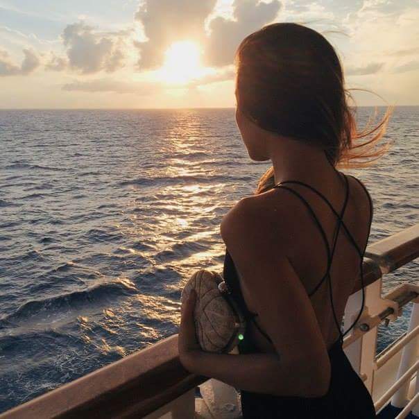 İçindeki Bütün Yıkıntılara..
Bütün Kederlere Rağmen..
Başını Eğmek İstemiyordu Kadın....!