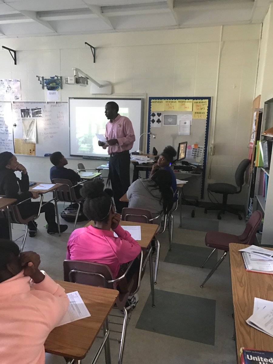 YoungMiddleHCPS's tweet photo. Mr McNair shares a poem by Langston Hughes #CLW2017 #YoungReadAloudDay #SDHCmagnet https://t.co/swe8ZvV4Aq