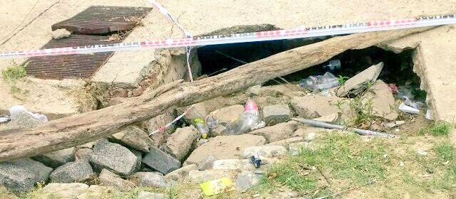 dhfiori's tweet photo. Hace semanasss q se desmoronó la #PlayaSeca e/ Mordisco y Caracola. Inutilizable y peligroso! 🏊lleno de basura 🏖🚣 ey! Avisar q es temp alta! https://t.co/CGDP78MEn9