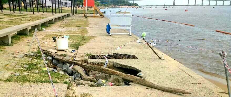 dhfiori's tweet photo. Hace semanasss q se desmoronó la #PlayaSeca e/ Mordisco y Caracola. Inutilizable y peligroso! 🏊lleno de basura 🏖🚣 ey! Avisar q es temp alta! https://t.co/CGDP78MEn9