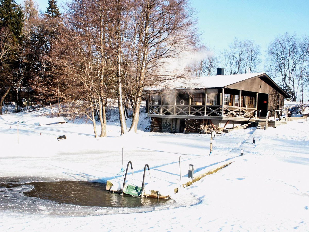 StopinHelsinki's tweet photo. Stopover in Helsinki before the Spring melts the snow for husky sledding, ice swimming &amp; sizzling saunas! #nature #Travel #wintersports #rtw https://t.co/xlHaoPE3cw