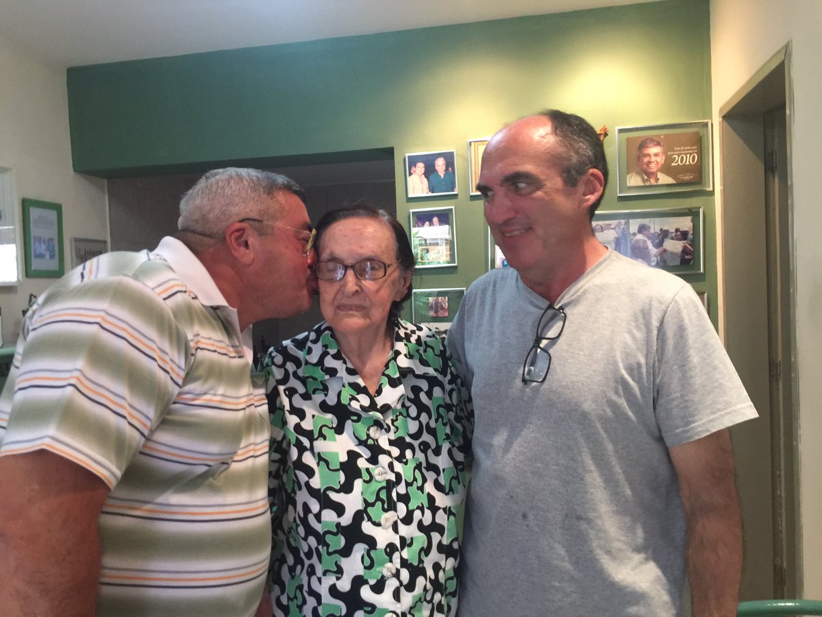 RenatoFndes's tweet photo. Ontem uma visita revestida de historicidade, carinho e muita saudade. Estivemos com Tia Hilda, mãe de um dos maiores amigos, David Leite! https://t.co/MmgII4gaJN