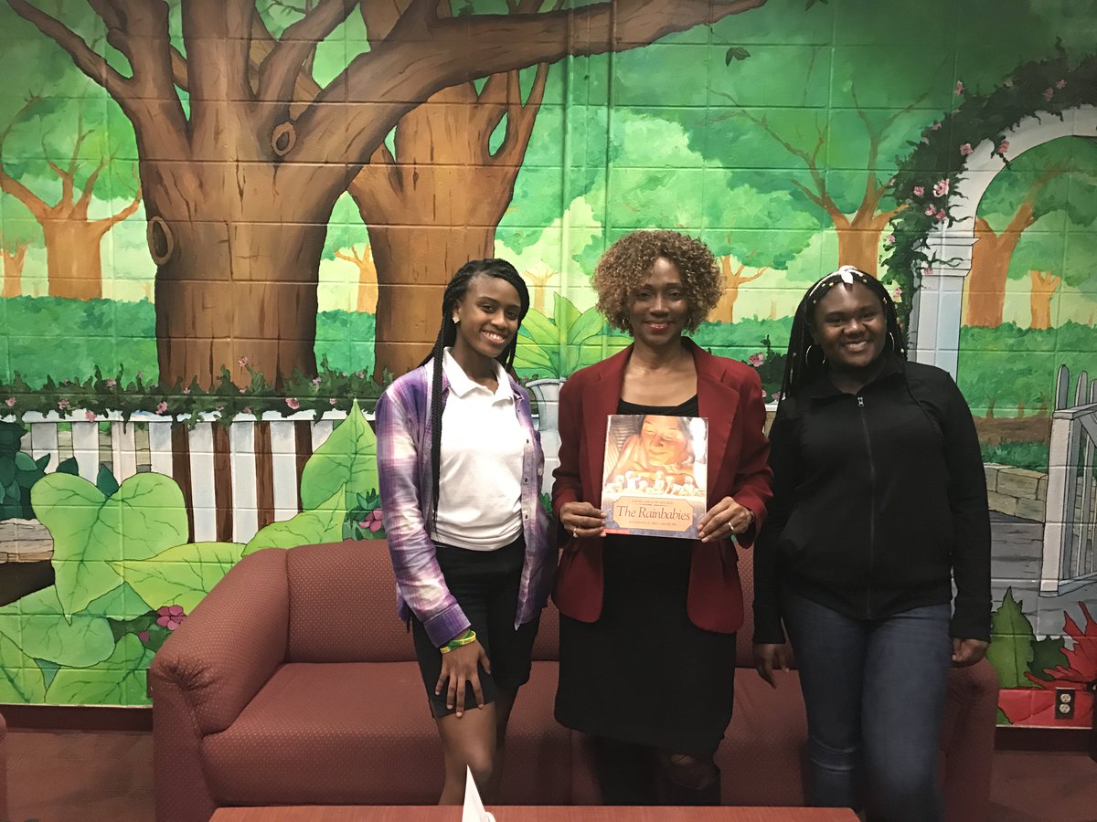 YoungMiddleHCPS's tweet photo. Our fabulous principal Ms. Johnson #CLW2017 #YoungReadAloudDay #SDHCmagnet https://t.co/reBe3JzwoM