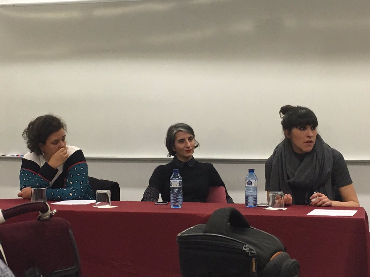 Clara_Iglesias's tweet photo. Debate/ponencia @InmaculadaUrrea @PilarRiano @fashionpedists en @bsm_upf #modabsm #periodismo #bcn https://t.co/4WklK7dCPy