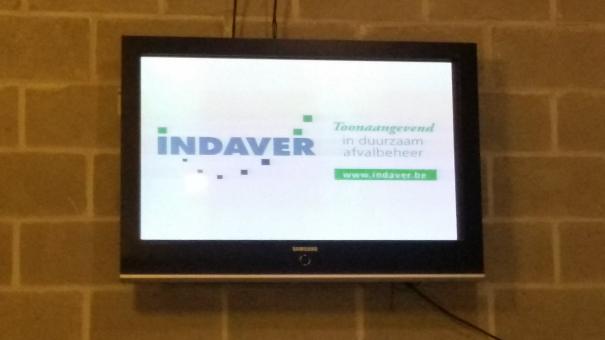 DamMaes's tweet photo. De reclame borden in werking! Match van de dames bezig. Sponsors jullie gaan jullie zakencijfer zien stijgen! 😉 https://t.co/JrpvbTJ3bM